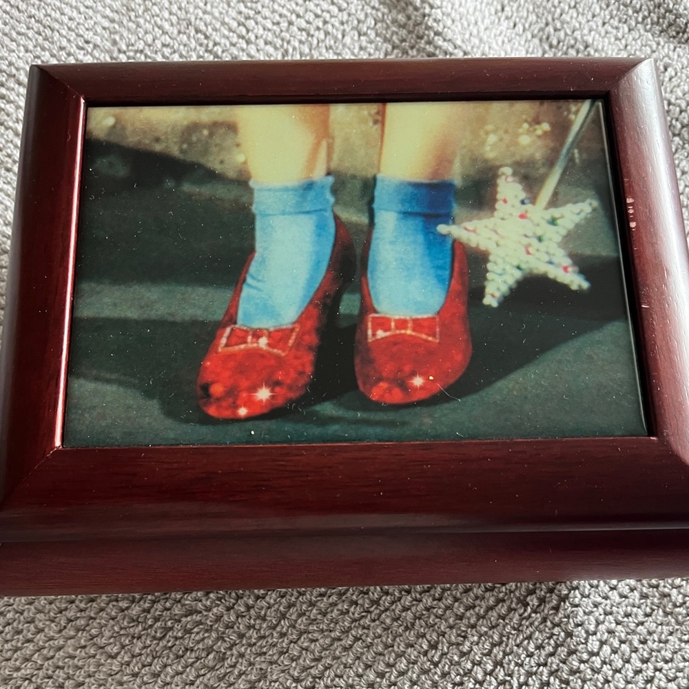 JEWELRY BOX WITH COVER OF DOROTHY’s RED RUBY SLIPPERS